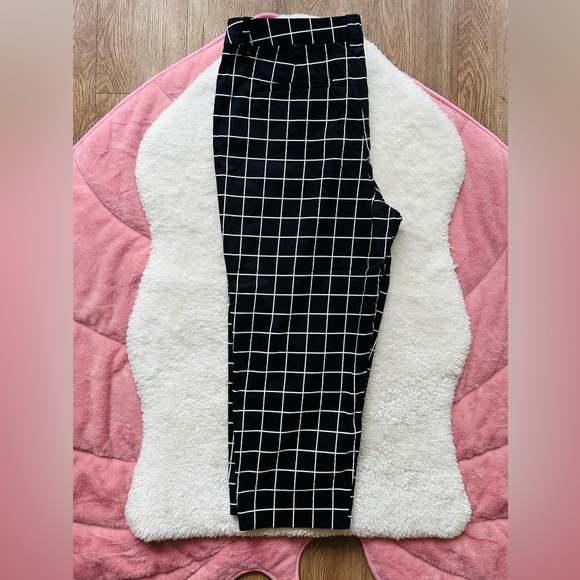 Intro ❤️ Love Me Fit Black and White Stripped Pattern Capri Pants - Picture 3 of 4